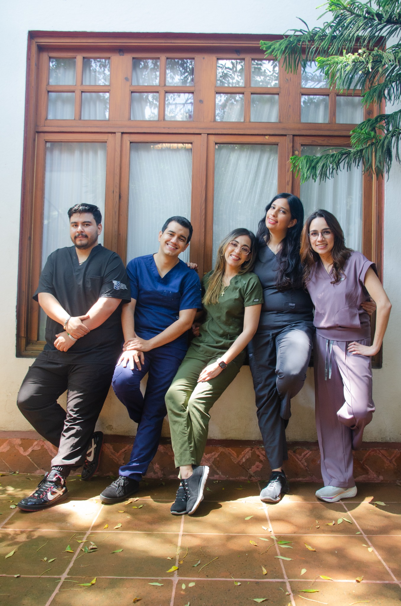 Las cinco personas que integran el equipo de The Growing Project by Nantli, juntos en una fotografía grupal